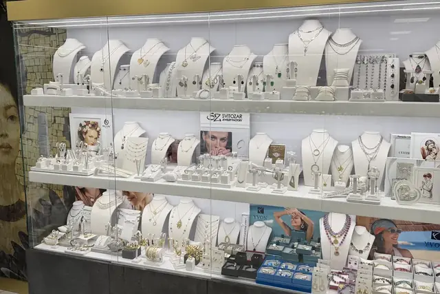 Witryna z biżuterią srebrną w salonie Admart