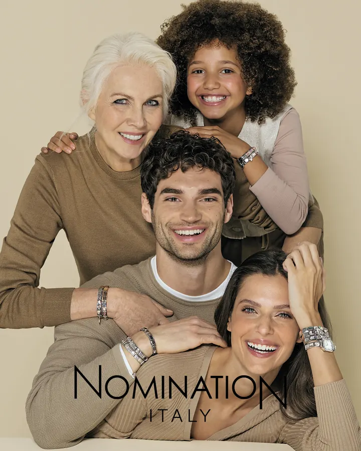 Rodzina nosząca bransoletki Nomination